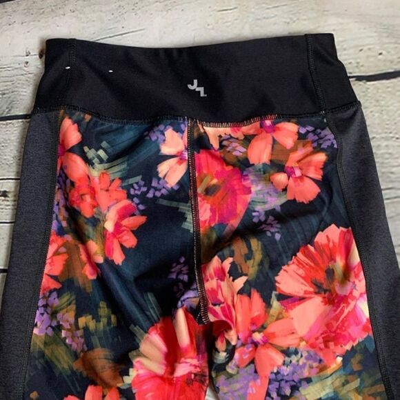 🔮 JOY LAB | Floral Capri Workout Leggings Size XS - Picture 3 of 3
